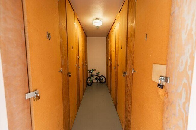 Building Photo - 2751 N Palm Aire Dr