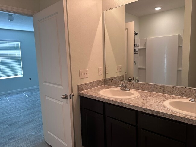 Building Photo - 3/2 house no carpet located in Sun City Center