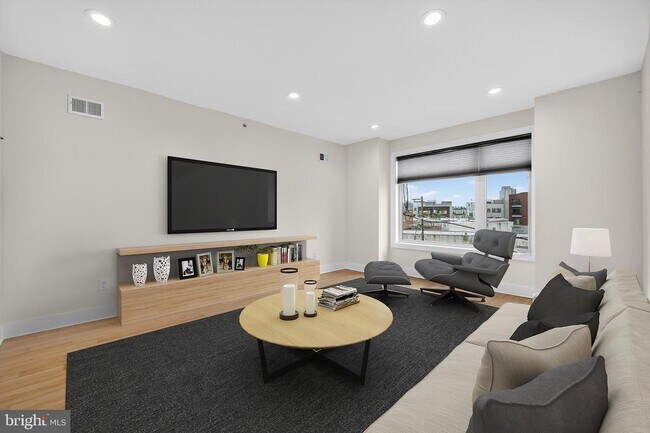 Building Photo - 2028 Trenton Ave