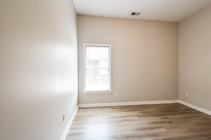 Building Photo - 2906 N Hartland