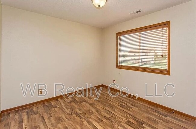 Building Photo - 710 SE Murphy Dr