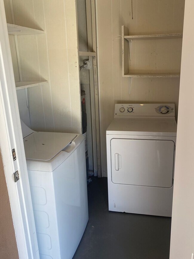 Building Photo - Nicely updated 3/2 SFH in Glendale w no HOA