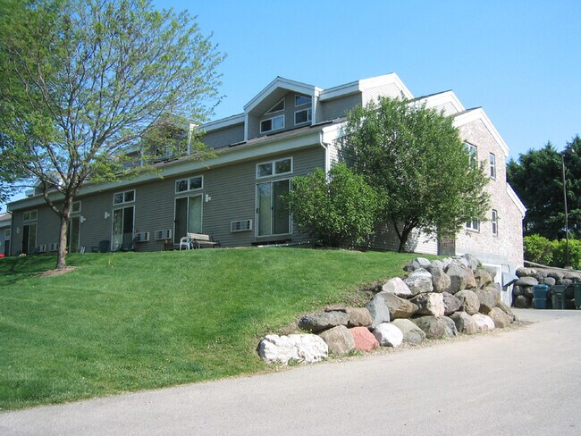 Building Photo - Great Arboretum location - lofted units - ...