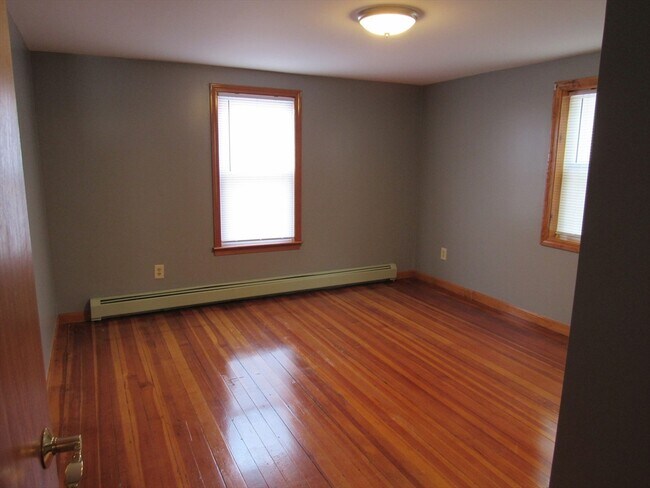 Building Photo - 390 Pleasant St