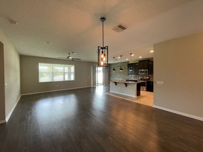 Building Photo - Open and Airy Home in Talavera