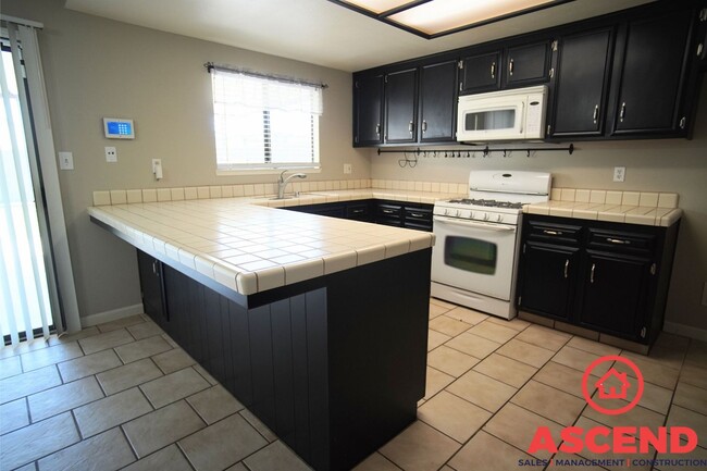 Building Photo - Cozy Home Located In Oildale!
