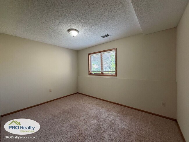 Building Photo - 5642 Royal Oaks Dr