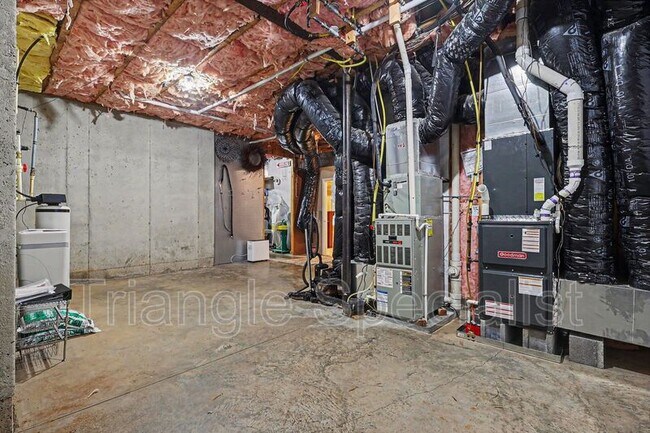 Building Photo - 6121 Carlyle Dr