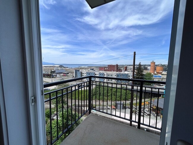 Building Photo - 1 Bed, 1 Bath Condo with Bellingham Bay View and parking garage