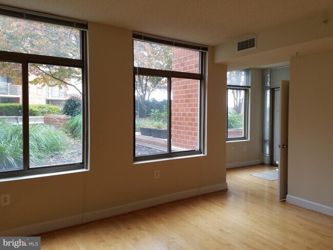 Building Photo - 3600 S Glebe Rd