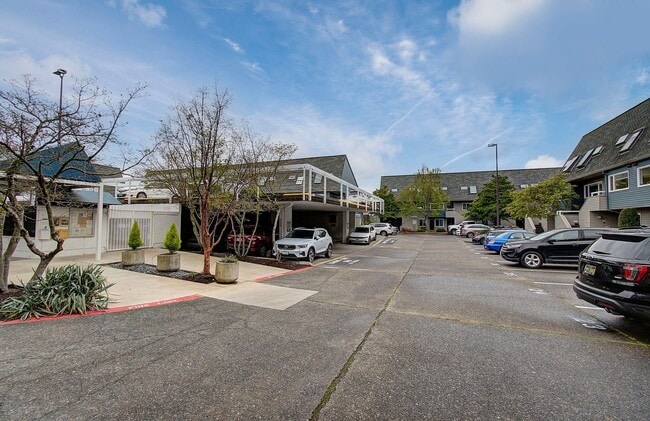 Building Photo - Bright Loft Condo with Stunning Columbia River Views