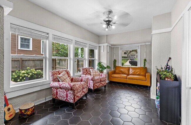 Building Photo - 414 W 61st St