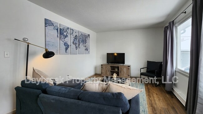 Building Photo - 525 7th Ave E