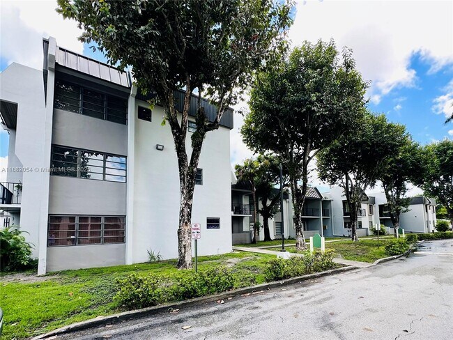 Building Photo - 10405 N Kendall Dr