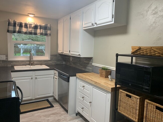 Building Photo - 541 Riverview Dr NW