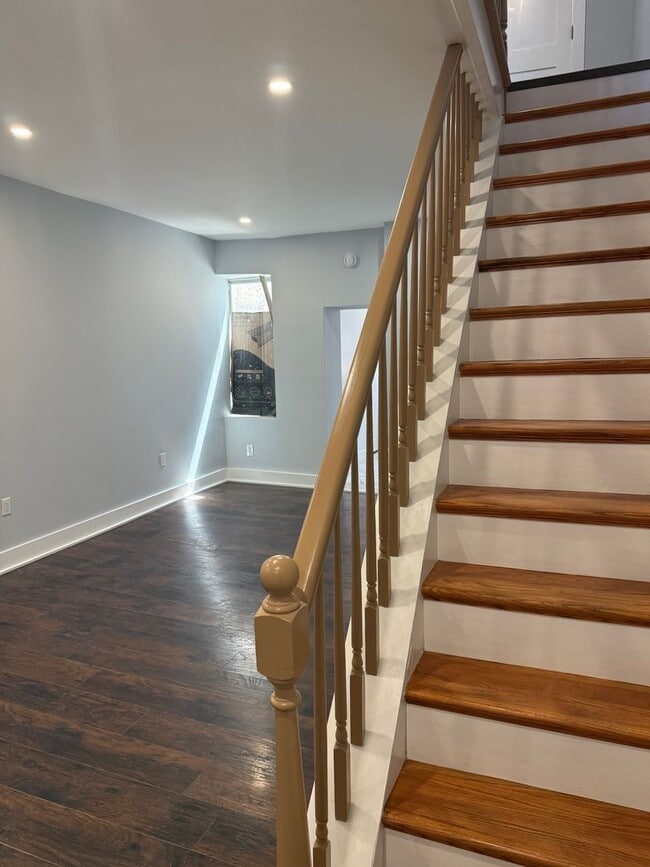 Building Photo - Charming 2-Bedroom Home in Port Richmond Available For Rent!