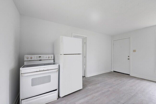 Building Photo - 806 E Emily Ave