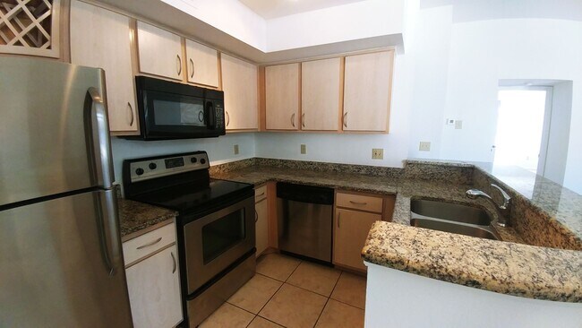 Building Photo - 3rd floor 2bed 2 bath on golf course