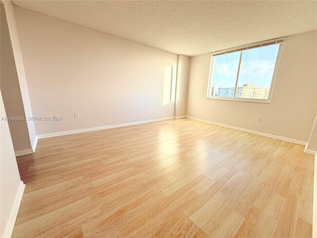 Building Photo - 919 Hillcrest Dr