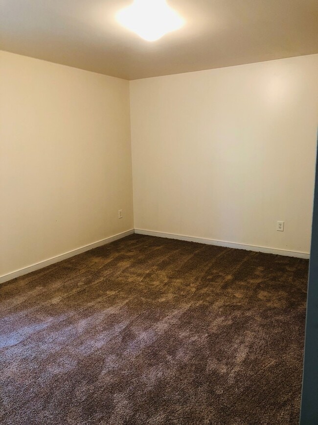 Building Photo - 3 Bdrm/2.5 Bth Home Located Close to I-95