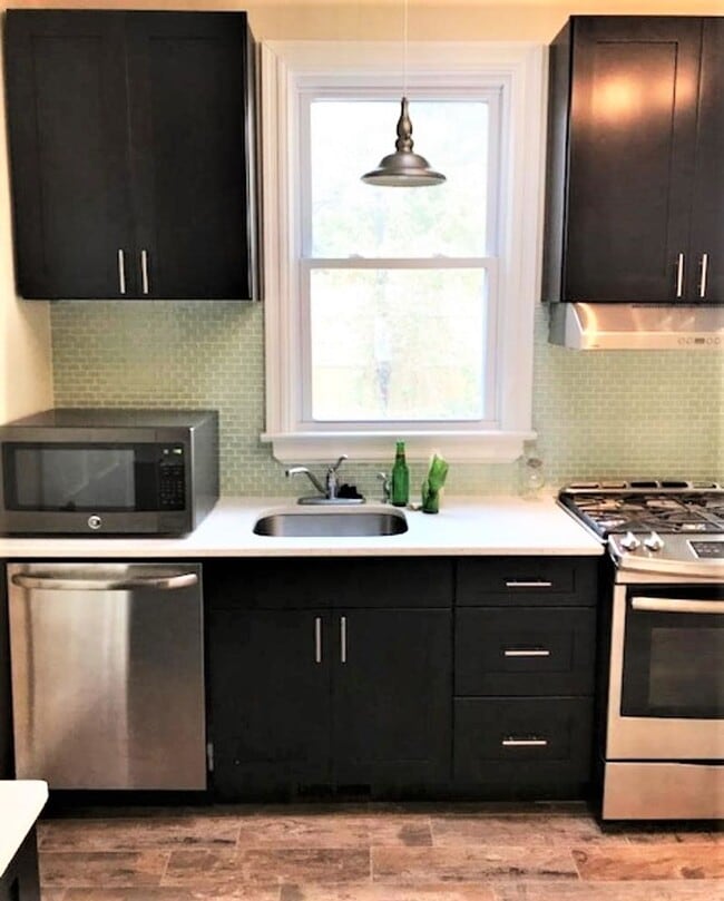 Building Photo - 127 Sumac St