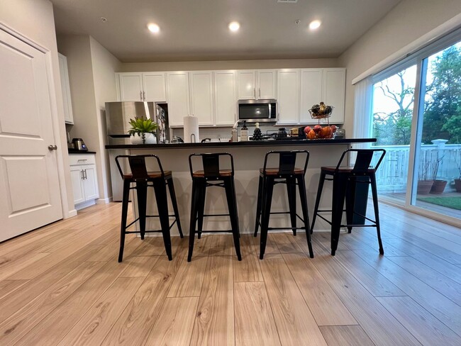 Building Photo - Luxurious 3-Bedroom Townhome in Norristown! Available mid-July!