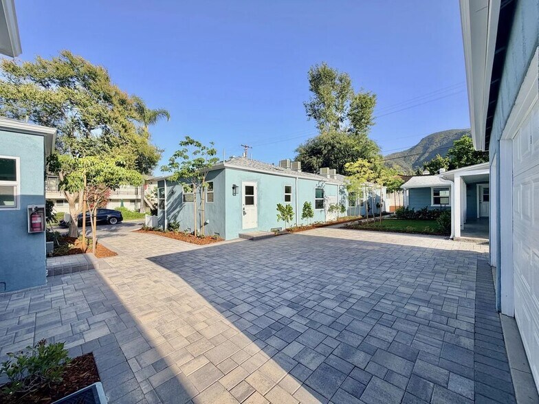 Building Photo - 2924 W Riverside Dr