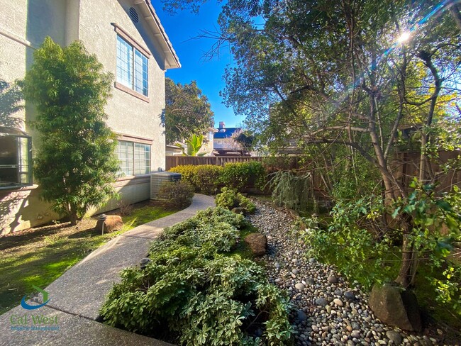 Building Photo - $6995-Amazing 4 Bed/3 Bath Home in Mtn. Vi...