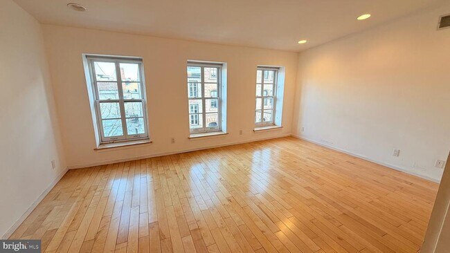 Building Photo - 136 N 3rd St