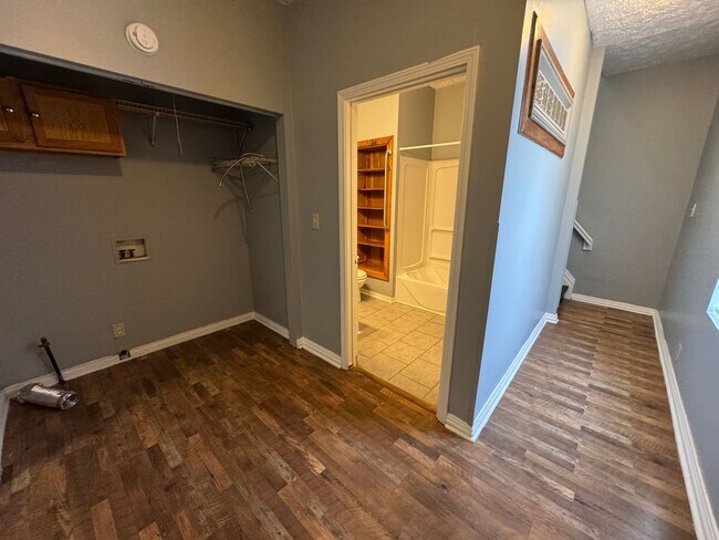 Building Photo - Bates Hendricks 3 Bedroom 2 Bath