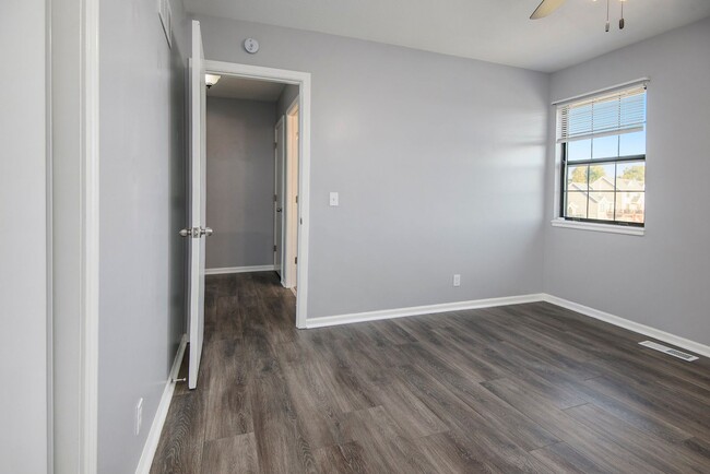 Building Photo - Beautiful Townhouse in Smithville!! 2BR/1.5BA  Move In Ready