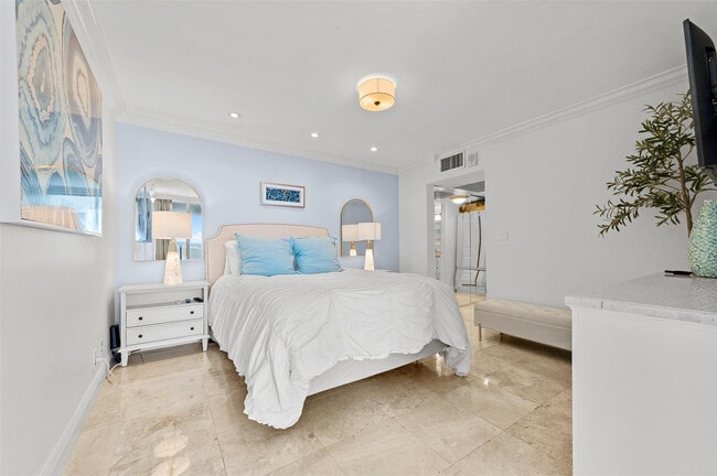 Building Photo - 209 N Fort Lauderdale Beach Blvd