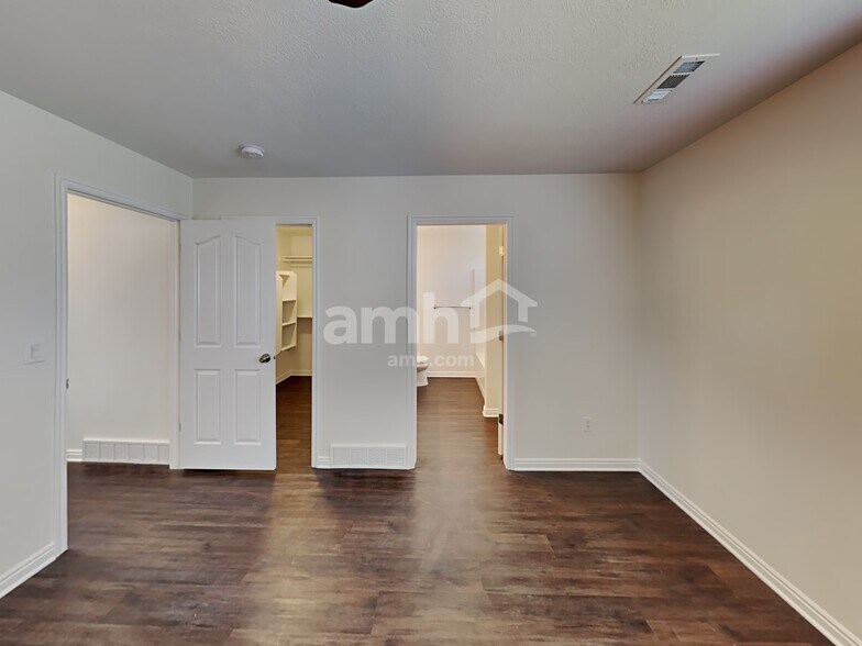 Building Photo - 2075 Ficus Way