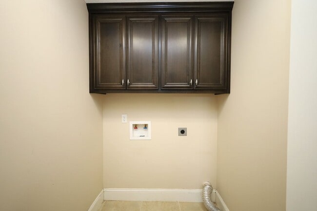 Building Photo - 4383 Kenilworth Cir