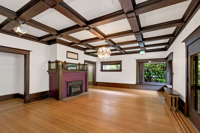 Building Photo - Big Charm in Madison Valley 4 bd 3 ba
