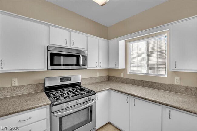 Building Photo - 1900 N Torrey Pines Dr