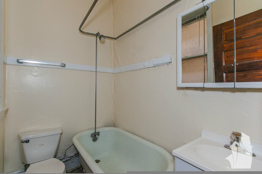 Building Photo - 3637 N Paulina St