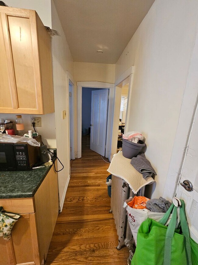 Building Photo - Lovely and Very Large Ravenswood Manor 1 BR