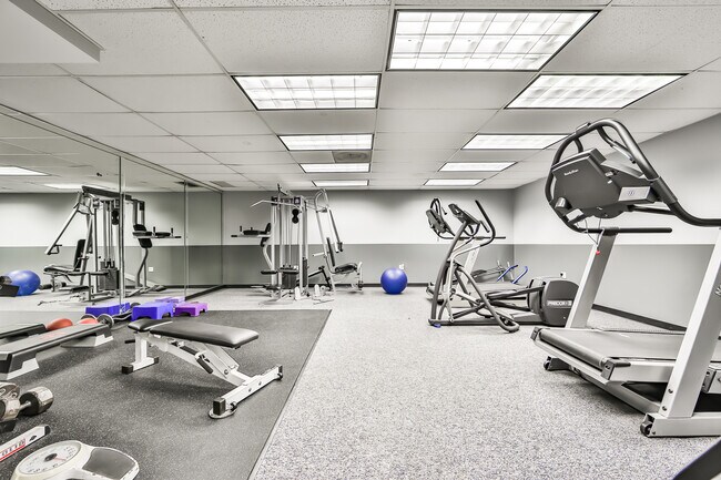 Building Photo - 6030 N Sheridan Rd