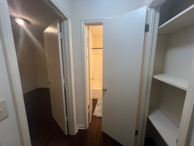 Building Photo - 2/1 Duplex in Northport