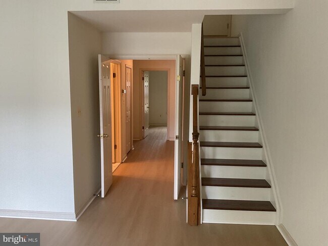 Building Photo - 28 Tenby Ct