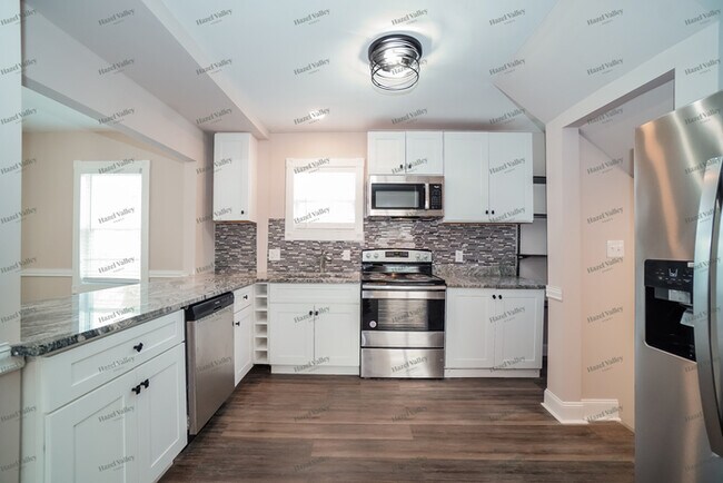 Building Photo - 1468 E Whittier St