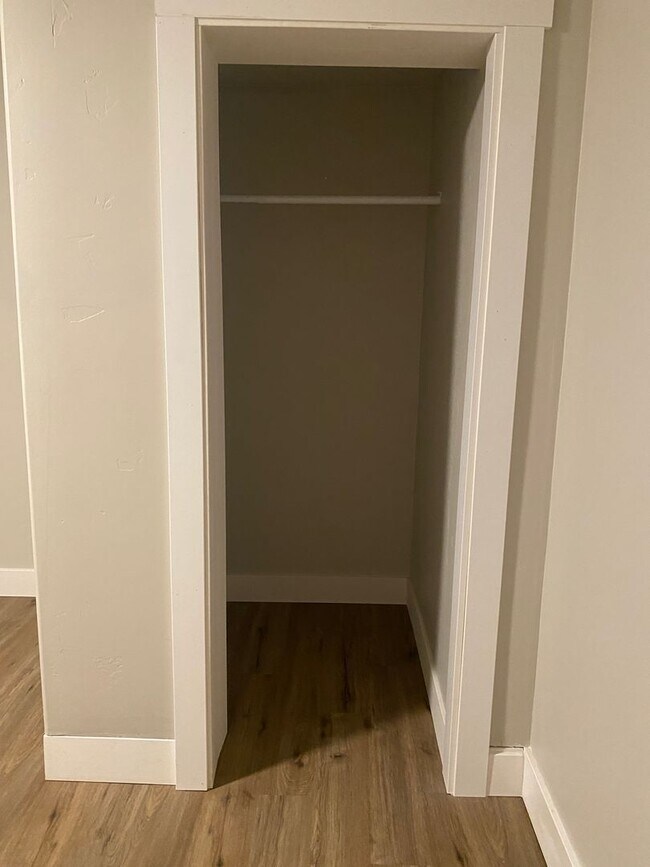Building Photo - Victor Basement apartment