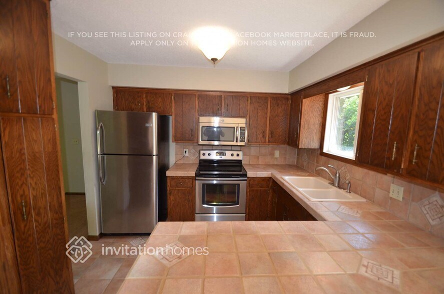 Building Photo - 2601 E 121st St