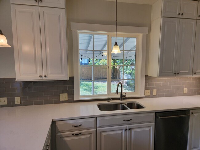 Building Photo - South Hill Home