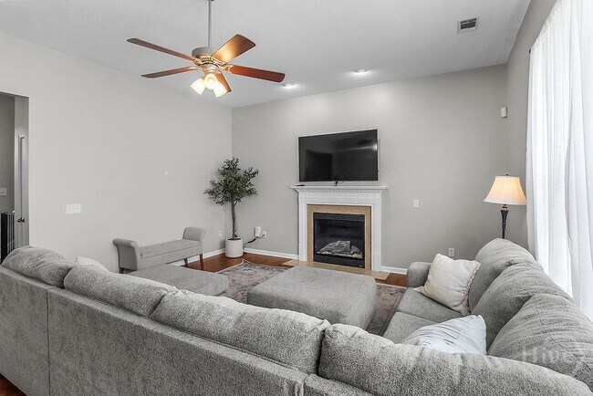 Building Photo - 721 Canyon Dr