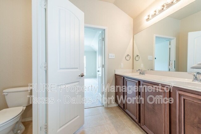 Building Photo - 1012 Lake Hollow Dr