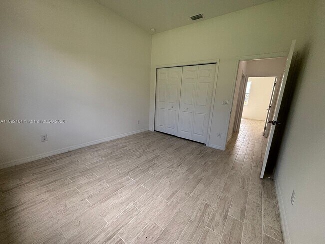 Building Photo - 1018 Maddock St E