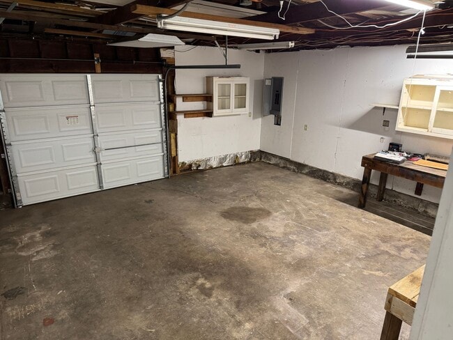 Building Photo - Updated 3 bedroom 1 bathroom house on a huge lot!