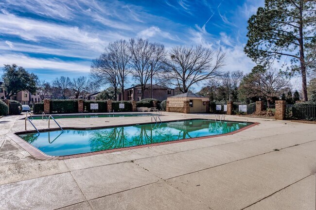 Building Photo - Welcome Home - Spacious Apartment with Mod...